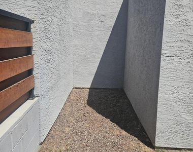 935 E Roma Avenue - Photo Thumbnail 18