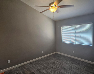 935 E Roma Avenue - Photo Thumbnail 16