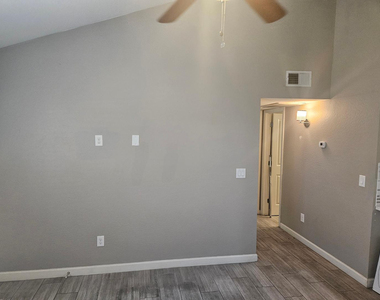 935 E Roma Avenue - Photo Thumbnail 7
