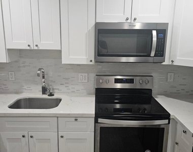 935 E Roma Avenue - Photo Thumbnail 4