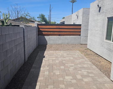 935 E Roma Avenue - Photo Thumbnail 17