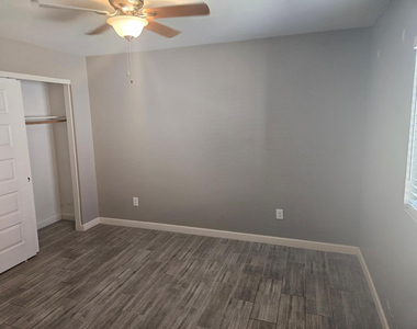 935 E Roma Avenue - Photo Thumbnail 15