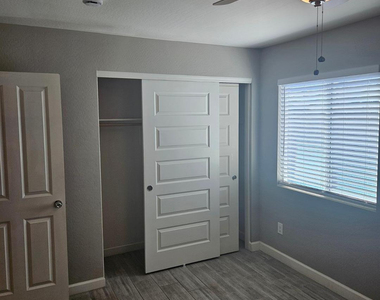 935 E Roma Avenue - Photo Thumbnail 9
