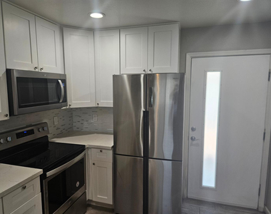 935 E Roma Avenue - Photo Thumbnail 2
