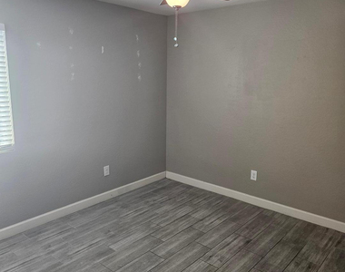 935 E Roma Avenue - Photo Thumbnail 8
