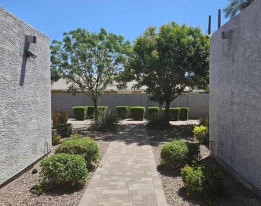 935 E Roma Avenue - Photo Thumbnail 21