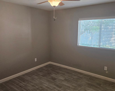 935 E Roma Avenue - Photo Thumbnail 12