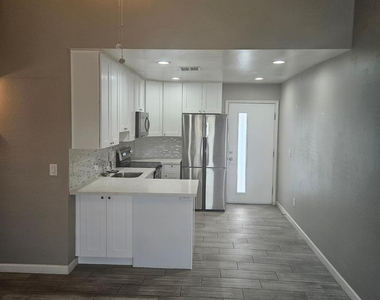 935 E Roma Avenue - Photo Thumbnail 5