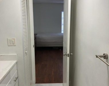 480 Nw 20th Street - Photo Thumbnail 5