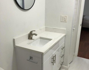 480 Nw 20th Street - Photo Thumbnail 4