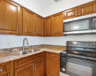 251 Ne 40th Street - Photo Thumbnail 4