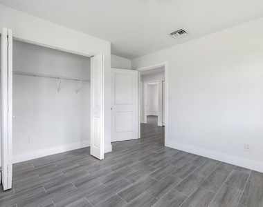 220 Jackson Avenue - Photo Thumbnail 8