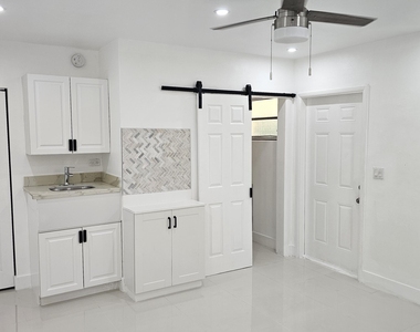 725 Ne 126th Street - Photo Thumbnail 2