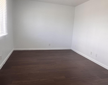 108 E Tiffany Drive - Photo Thumbnail 6