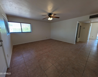 810 W 12th Street - Photo Thumbnail 2