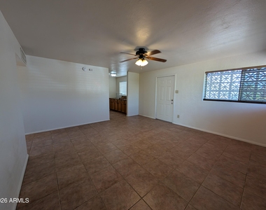 810 W 12th Street - Photo Thumbnail 4