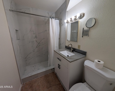 810 W 12th Street - Photo Thumbnail 12