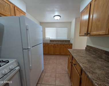 810 W 12th Street - Photo Thumbnail 7