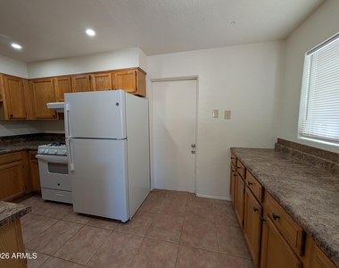 810 W 12th Street - Photo Thumbnail 8