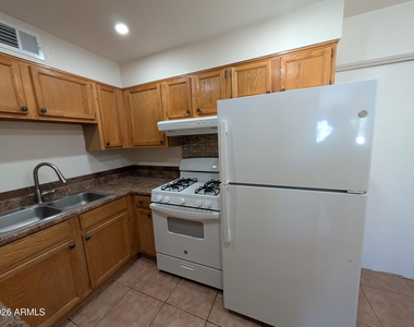 810 W 12th Street - Photo Thumbnail 6