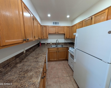 810 W 12th Street - Photo Thumbnail 1