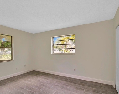 3060 Martin Avenue - Photo Thumbnail 8