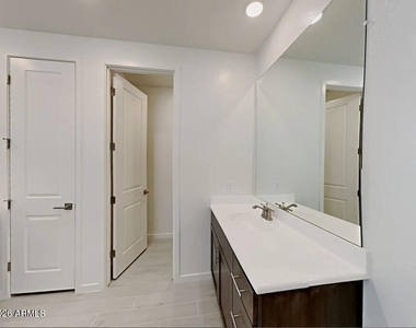 40637 W Williams Way - Photo Thumbnail 4