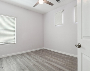 7727 S 45th Lane - Photo Thumbnail 20