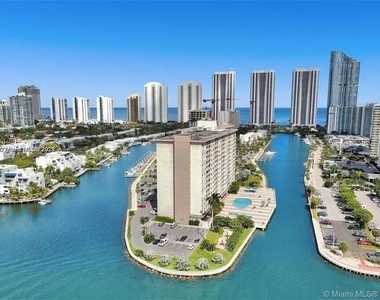 400 Kings Point Drive - Photo Thumbnail 15