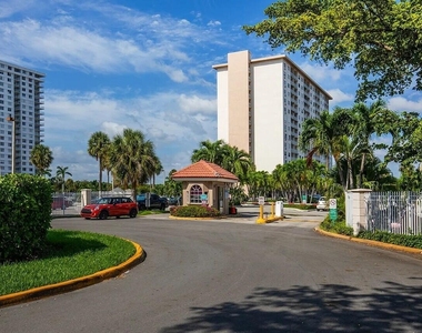 400 Kings Point Drive - Photo Thumbnail 9