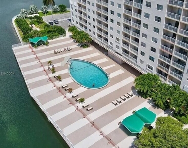 400 Kings Point Drive - Photo Thumbnail 18