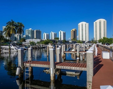 400 Kings Point Drive - Photo Thumbnail 8