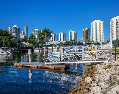 400 Kings Point Drive - Photo Thumbnail 11