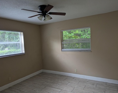 3502 Riverside Drive - Photo Thumbnail 7