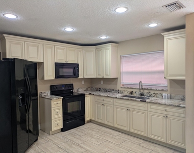 3502 Riverside Drive - Photo Thumbnail 4
