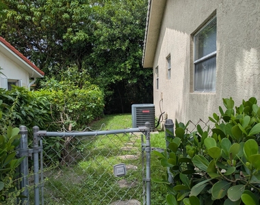 3502 Riverside Drive - Photo Thumbnail 10