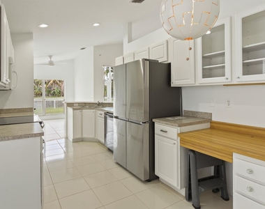 713 Nw Waterlily Place - Photo Thumbnail 2