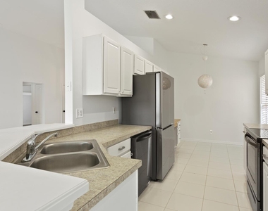 713 Nw Waterlily Place - Photo Thumbnail 14