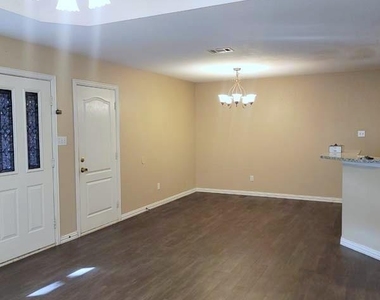 920 Sierra Vista Court - Photo Thumbnail 3