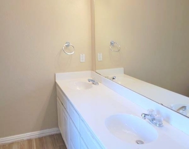 920 Sierra Vista Court - Photo Thumbnail 8
