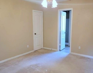 920 Sierra Vista Court - Photo Thumbnail 10