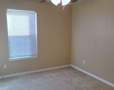 920 Sierra Vista Court - Photo Thumbnail 13