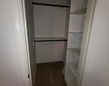212 W Knox Street - Photo Thumbnail 7