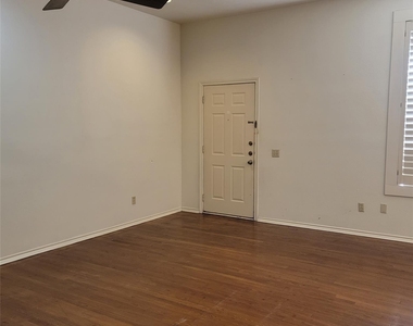 212 W Knox Street - Photo Thumbnail 3