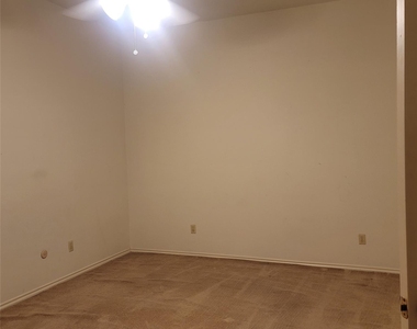 212 W Knox Street - Photo Thumbnail 5