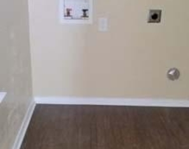 105 E Tyler Street - Photo Thumbnail 4