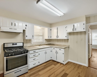 1811 W College Street - Photo Thumbnail 7