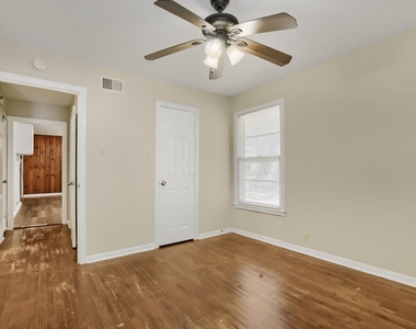 1811 W College Street - Photo Thumbnail 9