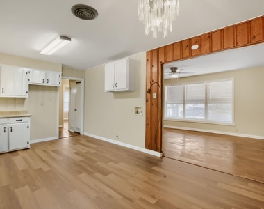 1811 W College Street - Photo Thumbnail 4
