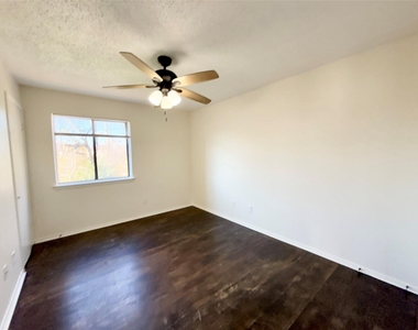 4001 N Garland Avenue - Photo Thumbnail 3